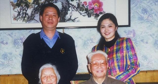 她曾是央视美女主持人,与军委副主席之子离婚后,如今成知名画家