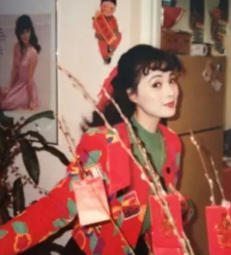 刘亦菲晒小姨照片,两人同游武汉,果然家族里刘亦菲最丑?