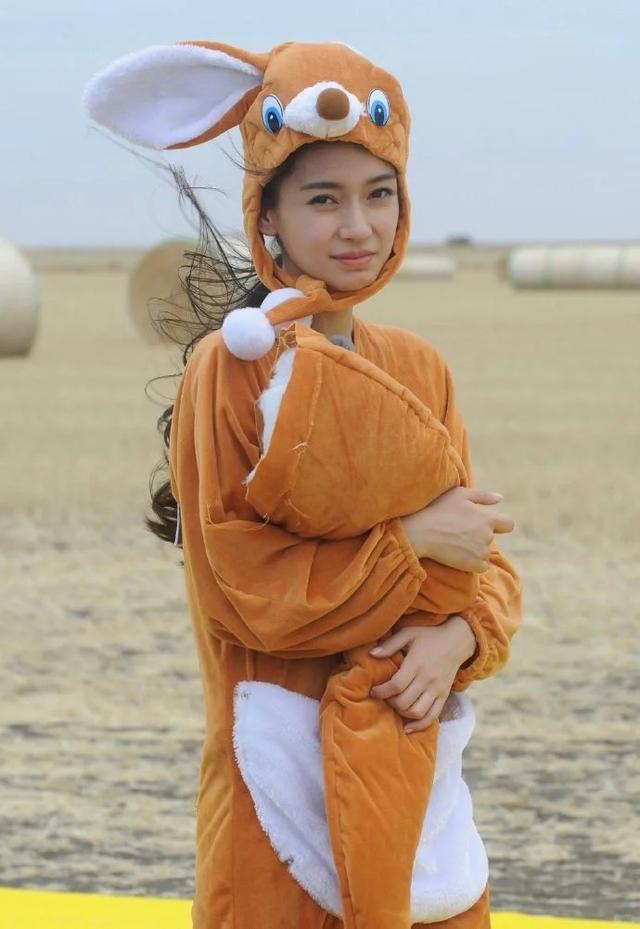 杨颖淡妆素雅的时候，惊为天人！扎个马尾搭普通T恤都能迷死人