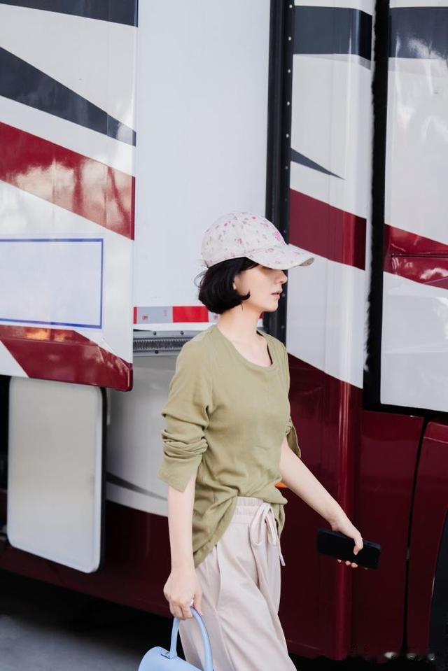 赵丽颖近照曝光,短发造型干练帅气,身材纤瘦高挑真的好美