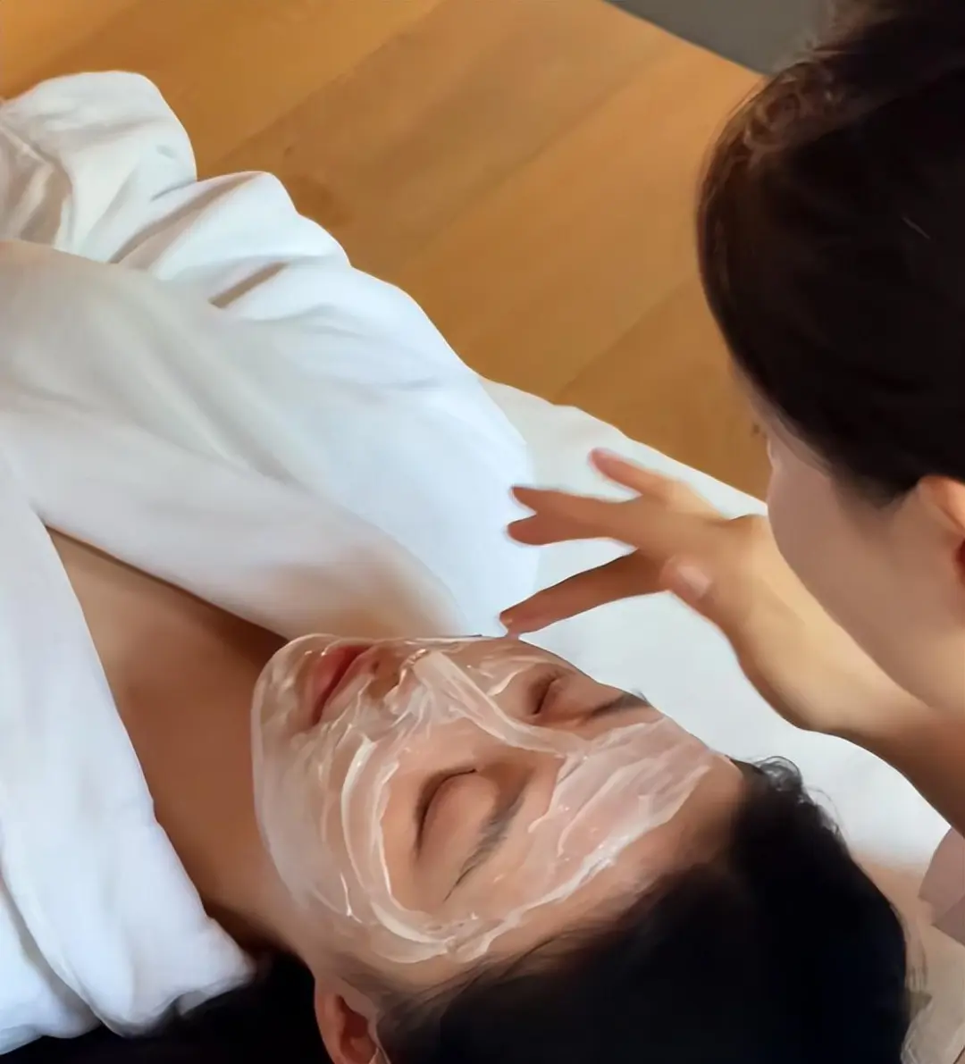 潘玮柏上海的家公开大又豪,妻子全职在家,晒日花30万的贵妇生活