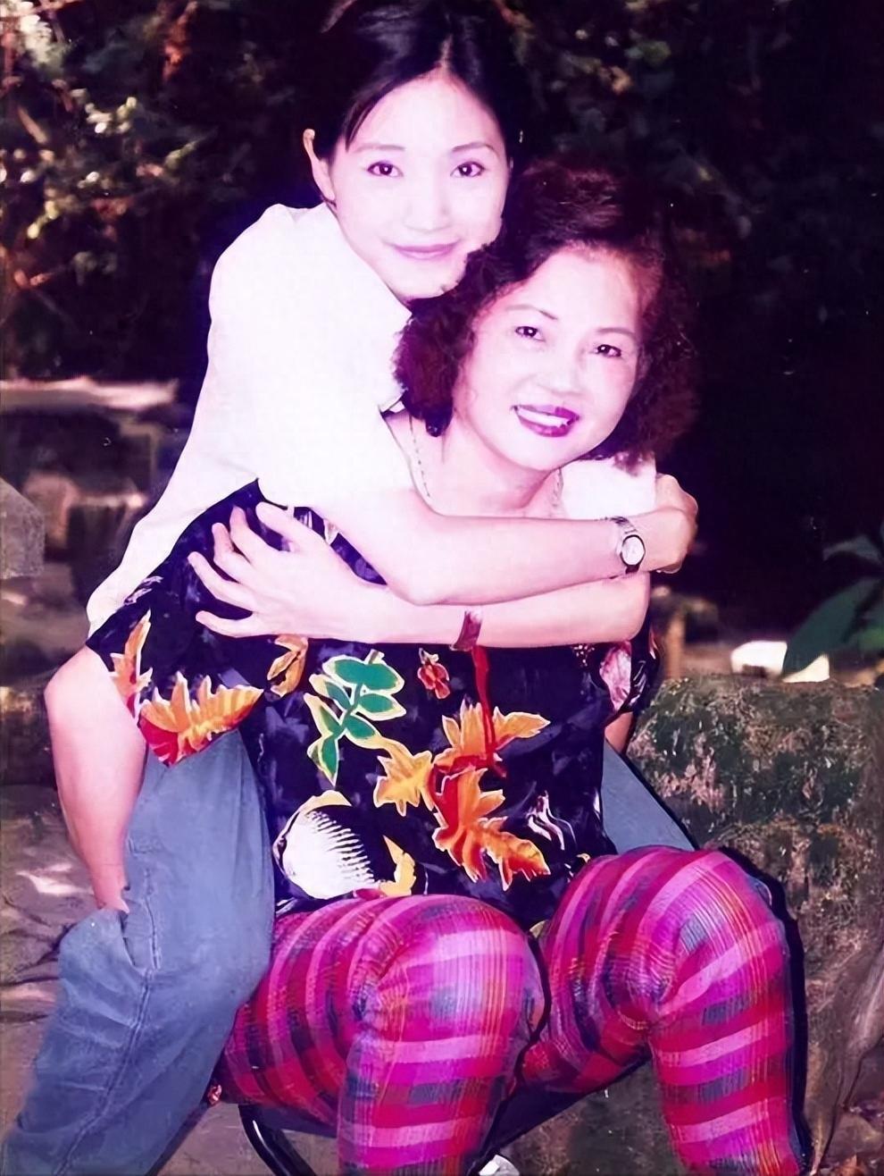 她56岁还是干净之身，没谈过恋爱，除非是挚爱，不然不会献身