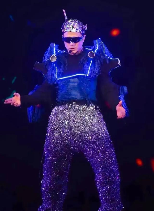 郭富城演唱会造型大翻车？网友，这是时尚界的‘黑暗料理’吗？