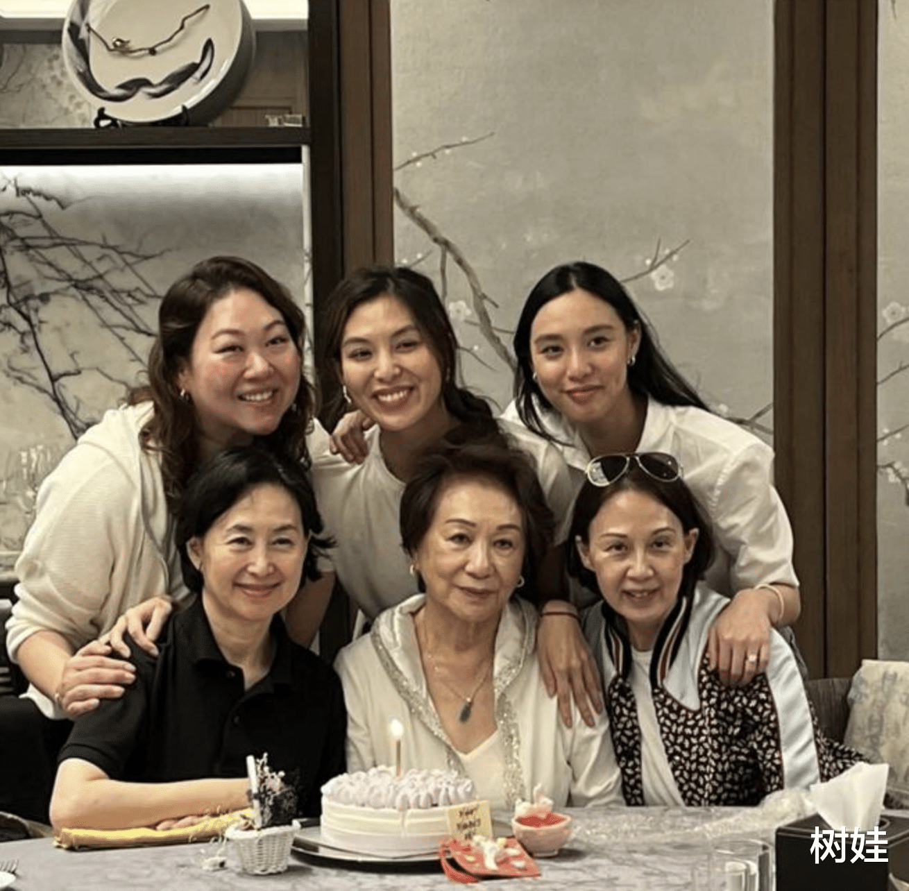 63岁富商出席外孙百日宴，与前妻同框乐开怀，前妻仍是家中女主人