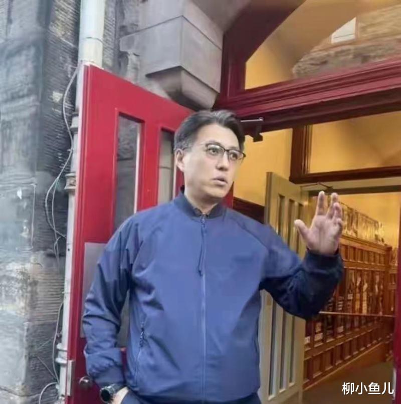 47岁靳东英国被偶遇,头发花白啤酒肚明显,网友:男神也老了!