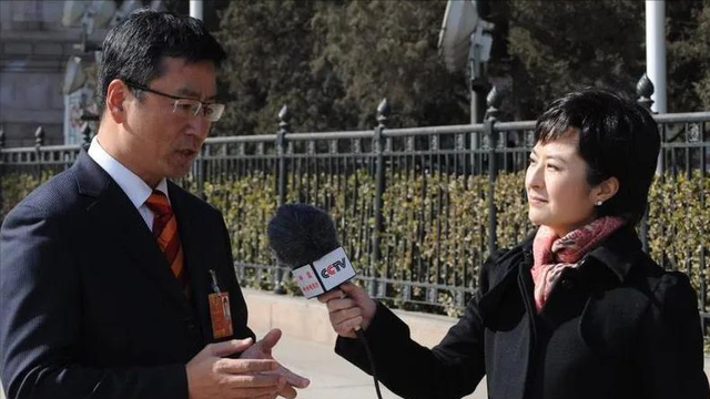 张泉灵:曾是央视一姐,嫁给大18岁李铁,投资“二混子”赚1.2亿