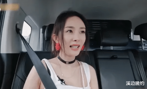 杨幂身材有多好?注意看她系安全带的位置,引爆网友热议!