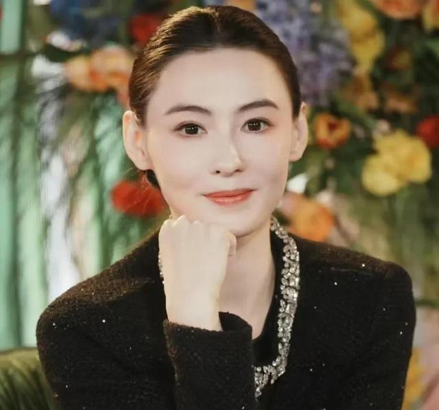 44岁张柏芝直播曝光！梳大光明贴头皮，轻奢穿出贵气