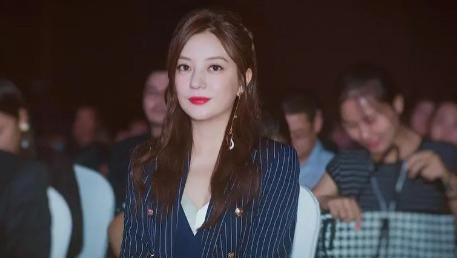 著名导演爆料：赵薇疑似没事了，脸不再打马赛克！评论区彻底炸锅