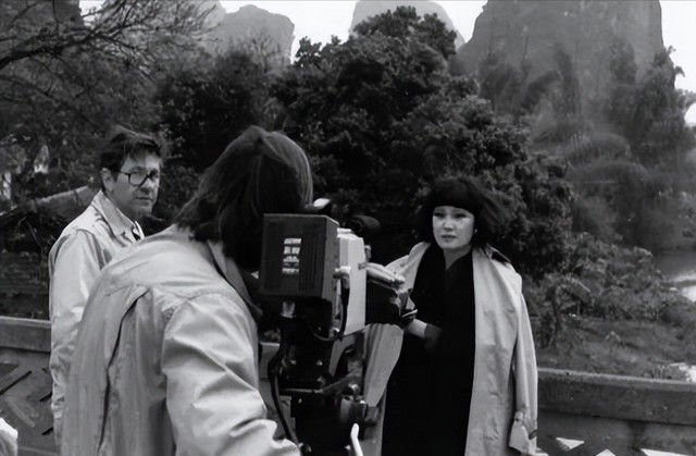 稳坐春晚前排20年，一人住7层别墅，74岁仍单身，马云都巴结她