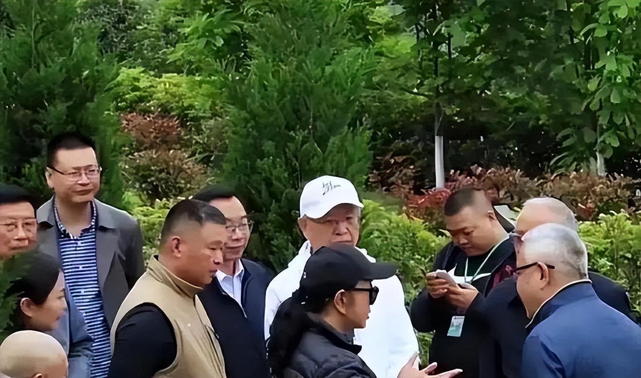 刘晓庆回老家选墓地,摘假发后形象大变,一身老人装扮引热议