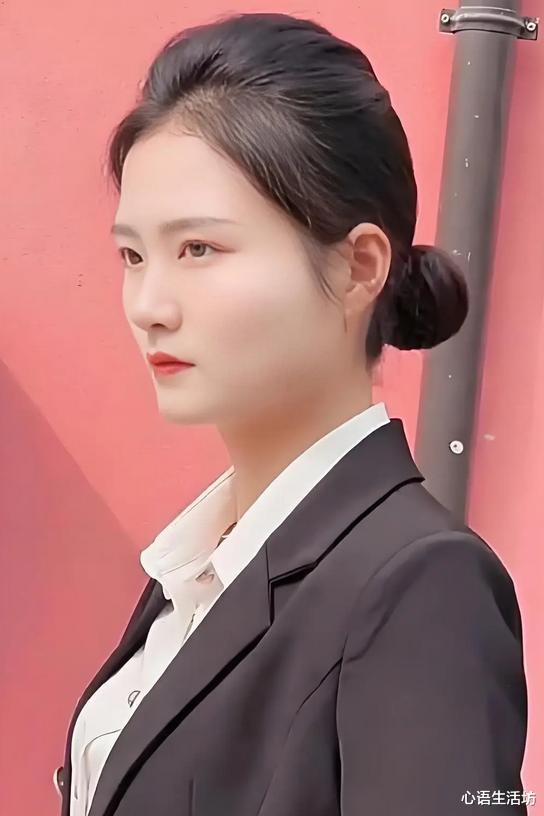 4天贴身护卫，佩通坦离开时与严月霞短暂交流，美女保镖露出笑容