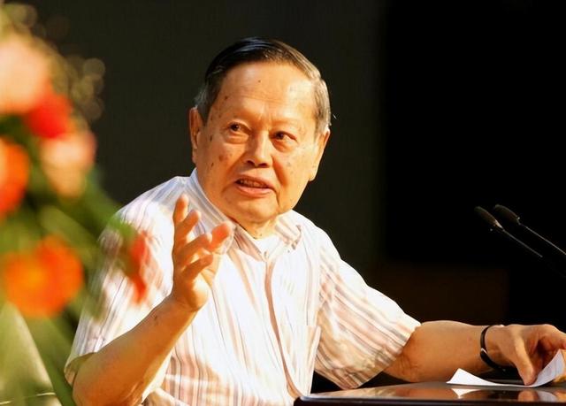 杨振宁的“长寿秘诀”：最核心的并不是多运动、喝水，而是这4点