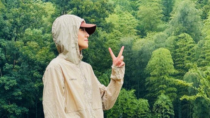 朱丹端午节晒儿女，小小丹和弟弟正脸罕曝光，一个像妈一个像爸