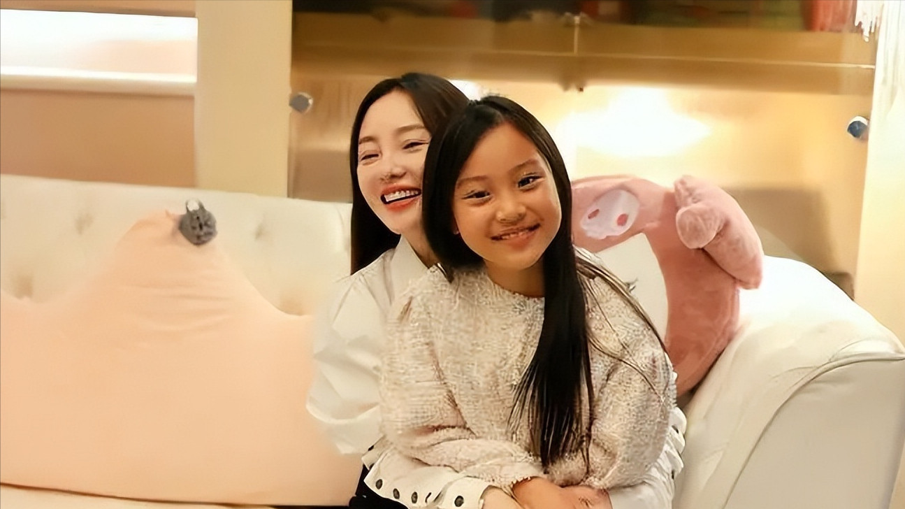 11岁甜馨遭受伤害是因母亲所致？李小璐回怼恶评：不，是你造成的