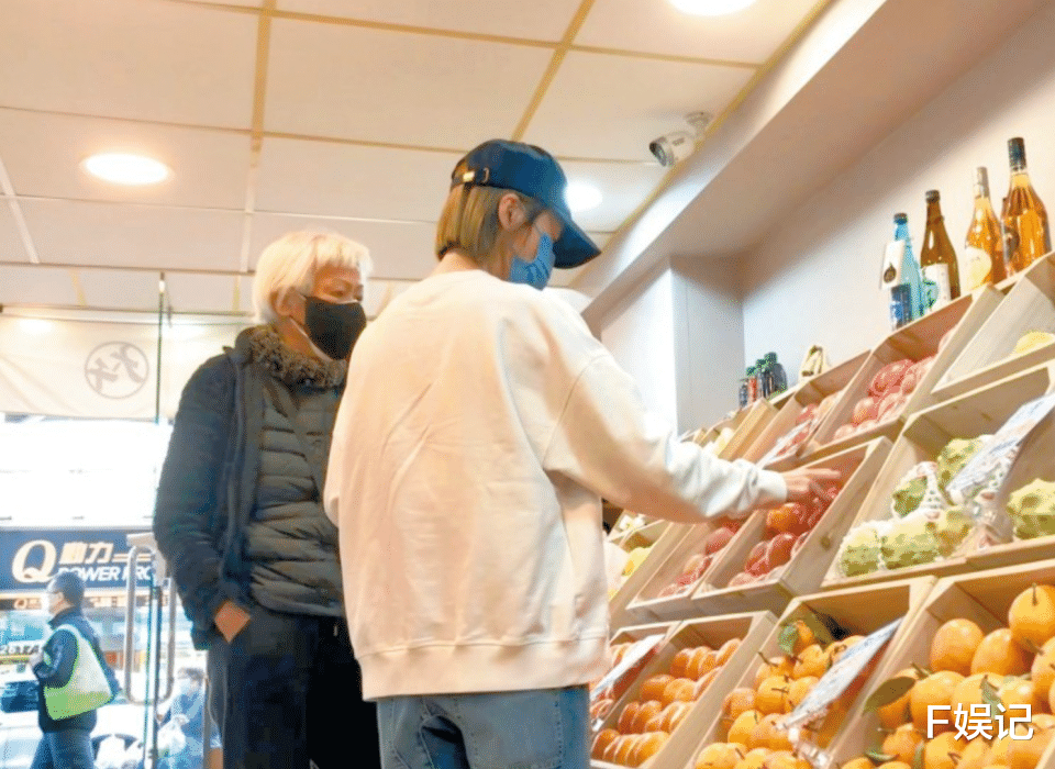 佘诗曼和弟弟一起陪着妈妈去做检查 相当孝顺经常陪在妈妈身边