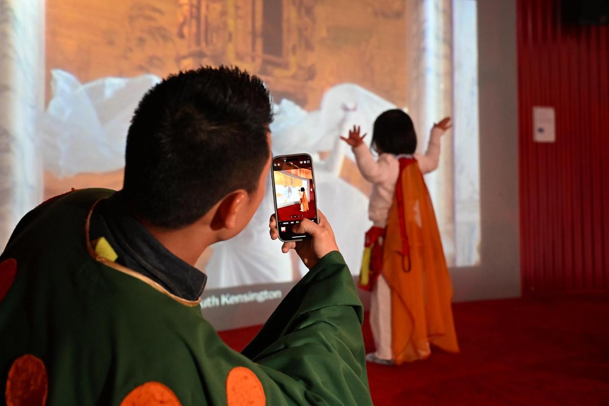 朱珠晒一家三口逛博物馆,亲子时光好欢乐,3岁女儿珠宝很像爸爸