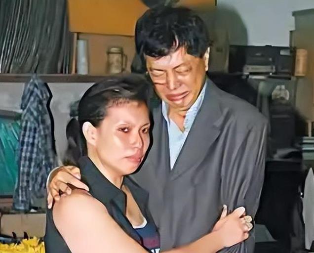 他生前娶了四房媳妇，死后却连骨灰都不能入土！真是活该！