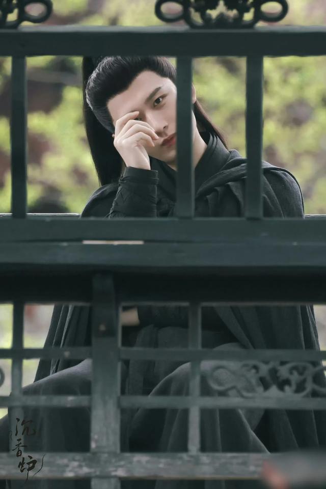 成毅这次不舞刀弄剑了,竟然举起了枪,这是怎么回事儿呢?