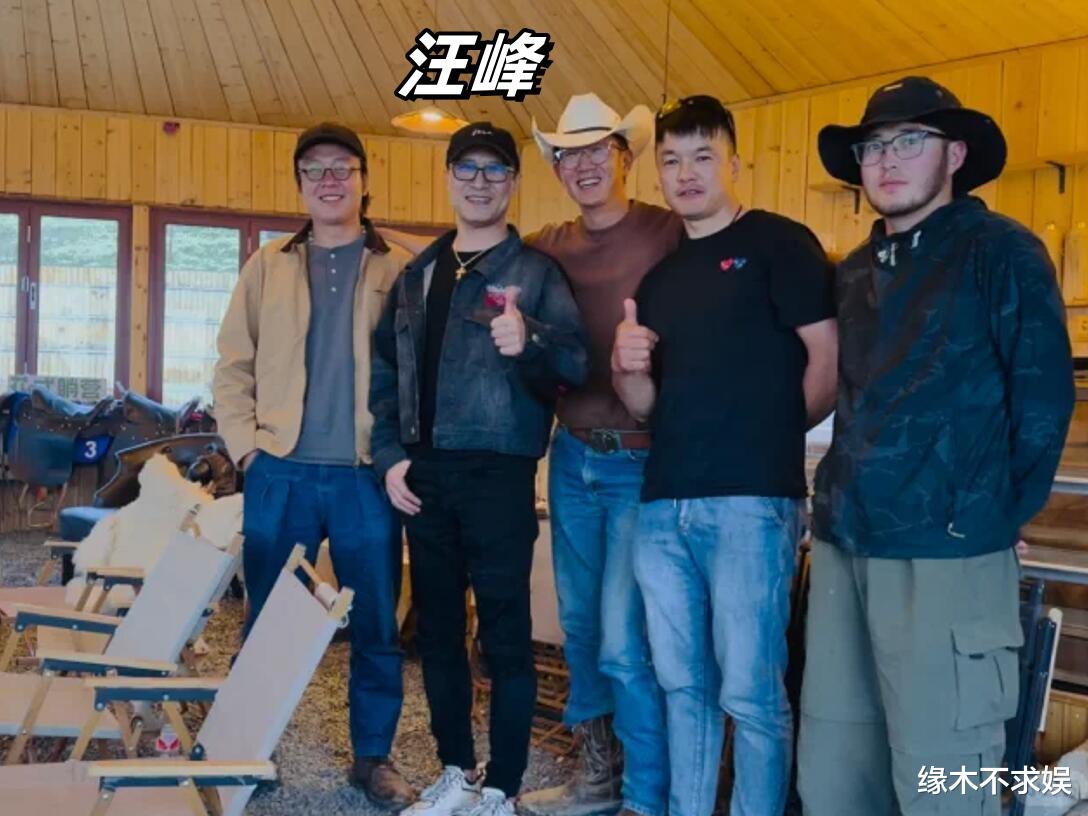 太甜了！汪峰森林北新疆骑马，森林北牵着汪峰，回眸一笑好浪漫！