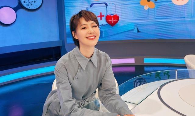 王冠首晒夫妻合照,老公身高180肤色偏黑,俩人牵手相拥好甜蜜