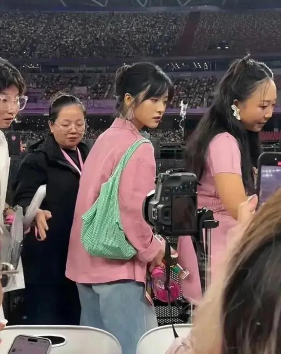 听个演唱会也能上热搜,美貌终于得到证实!果然美女是对比出来的