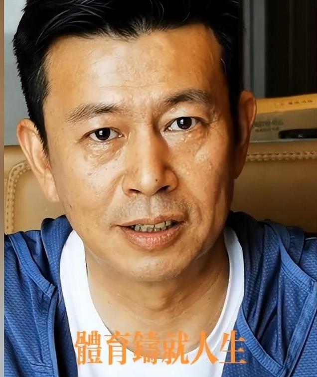 他是著名演员，不顾家人反对娶单亲妈妈为妻恩爱26年，55岁翻红