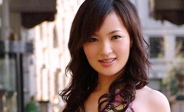 雷佳|她是首位博士级歌唱家，曾12次荣登春晚，其丈夫身份更让人震惊