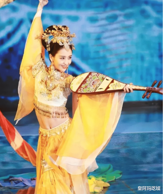 41岁佟丽娅机场被偶遇,本人又黑又瘦,与电视上完全不同