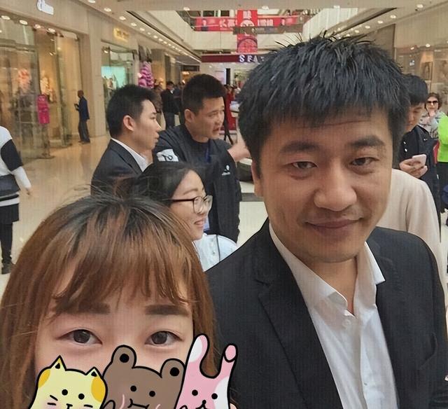 张雪峰和妻子首次公开同框，网友：两人看起来像不熟