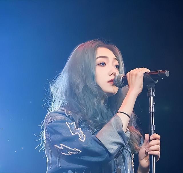 出道就被封杀，因相貌遭受非议，如今获得冠军，“逆袭”登上春晚