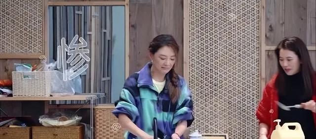 57岁陈小春近照曝光，衣品显老人味被围观，网友：我爷都不这么穿