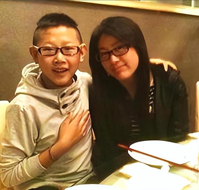明星侯祥:9岁停止发育,36岁身高不到1米6,与妻子同框像母子