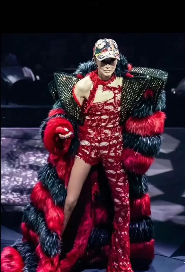 唱功不够，造型来凑！这些歌手比名模还会穿，心思真没用在正道上