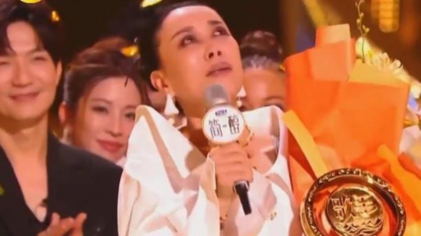 |那英喜获2024歌王称号，煽情有一手遭网友吐槽！众星表情太到位了