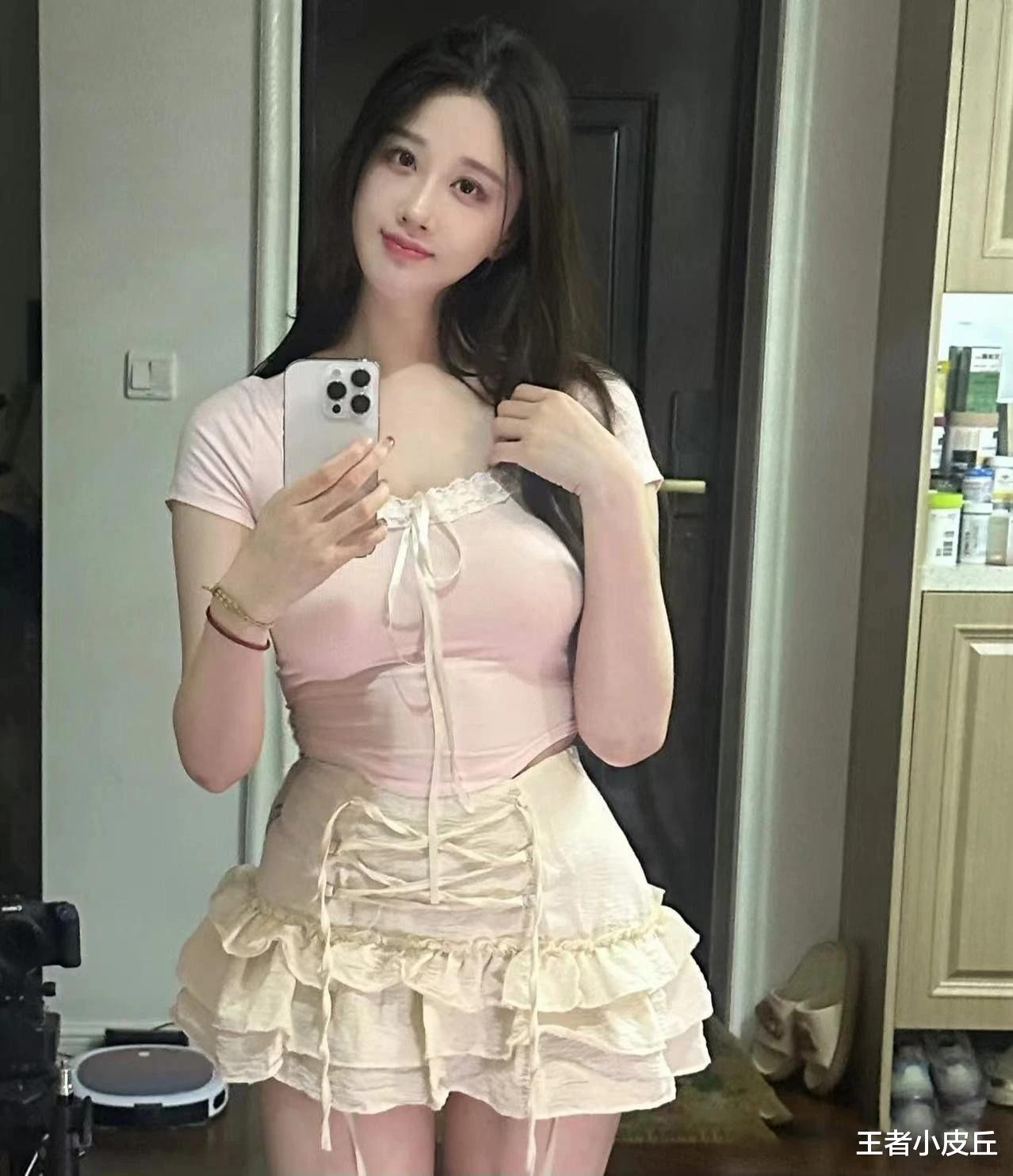 轩子巨2兔晒美照,背后竟然出现“囍”字,网友质疑:结过婚还搞擦边