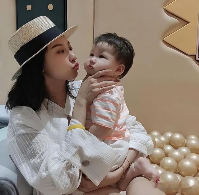 何猷启前妻离婚后生活很潇洒，离婚后成为富豪