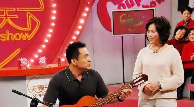 54岁“武松”丁海峰曝光:在美国树林砍柴烤肉,美国豪宅尽显气派