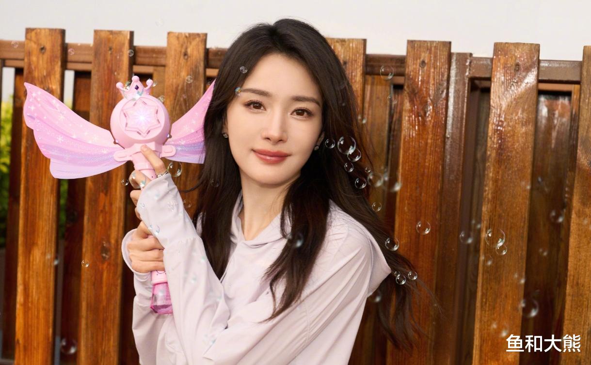 赵丽颖8月行程曝光，进组拍《向阳花》缺席百花颁奖礼，拿奖无望