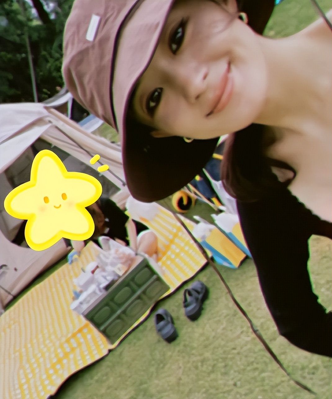 赵丽颖带儿子露营吃大餐！拍儿子背影好甜，想想背百元包包太朴素