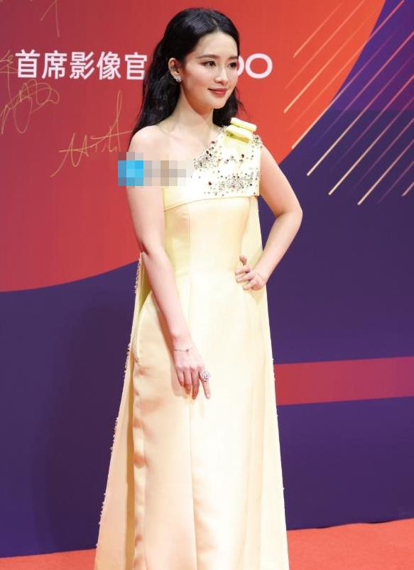 北京这晚，被“发胖”李沁惊艳，整个面相变了，网友：生孩子了吧