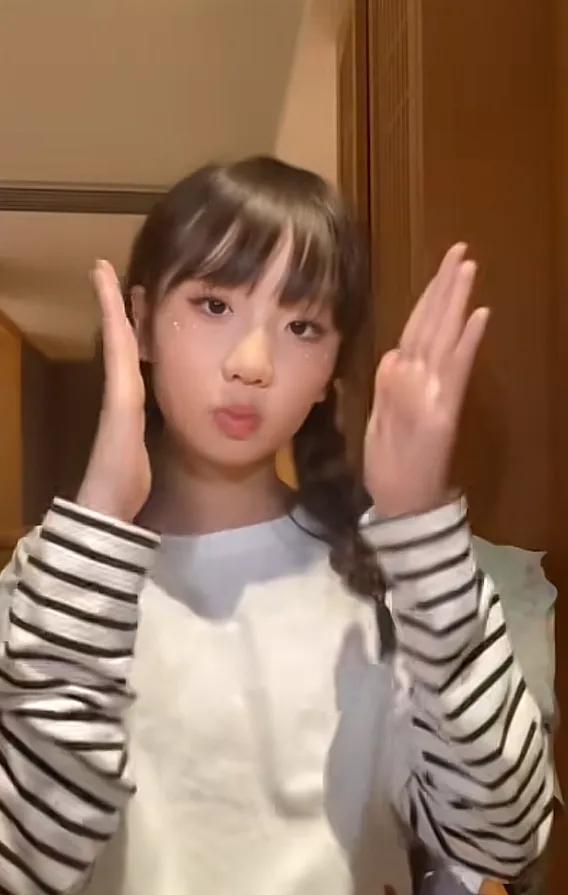 洪欣晒10岁女儿彤彤富贵高级脸，与爸爸张丹峰惊人相似