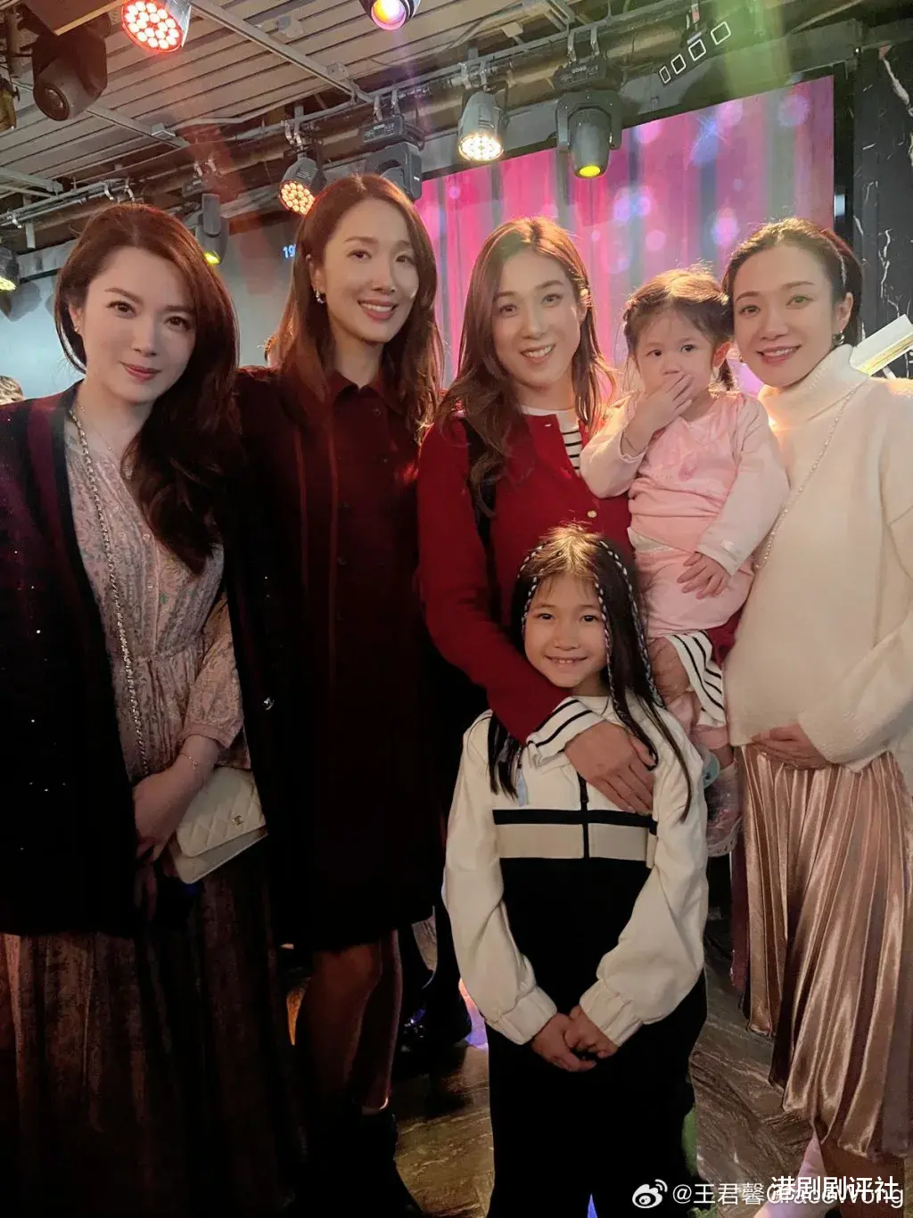 前TVB花旦重遇恩师感激知遇之恩，两人关系极佳曾一度传出绯闻