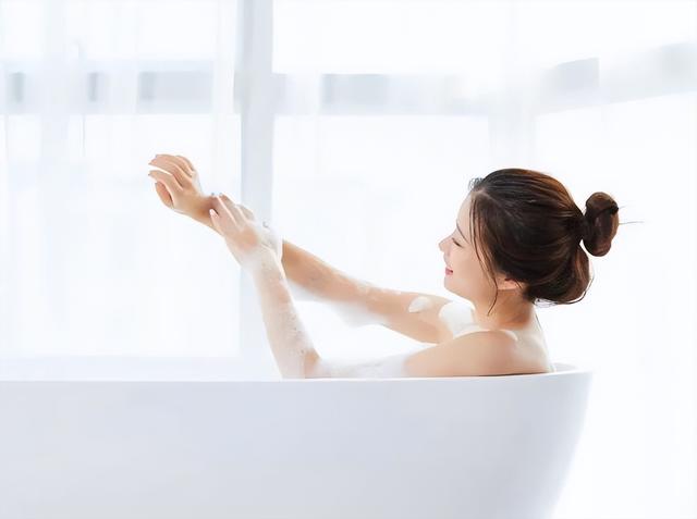 一天洗一次澡，与一周洗一次澡的人相比，哪种更健康？答案来了