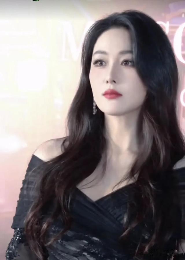 张馨予的面相变了，变的柔和了，有人说她像范冰冰