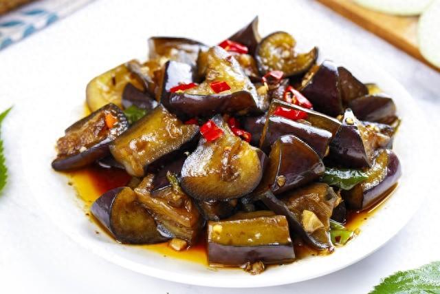 生吃茄子能“刮油”？别傻了，当心中毒！告诉你真正的吸脂吃法