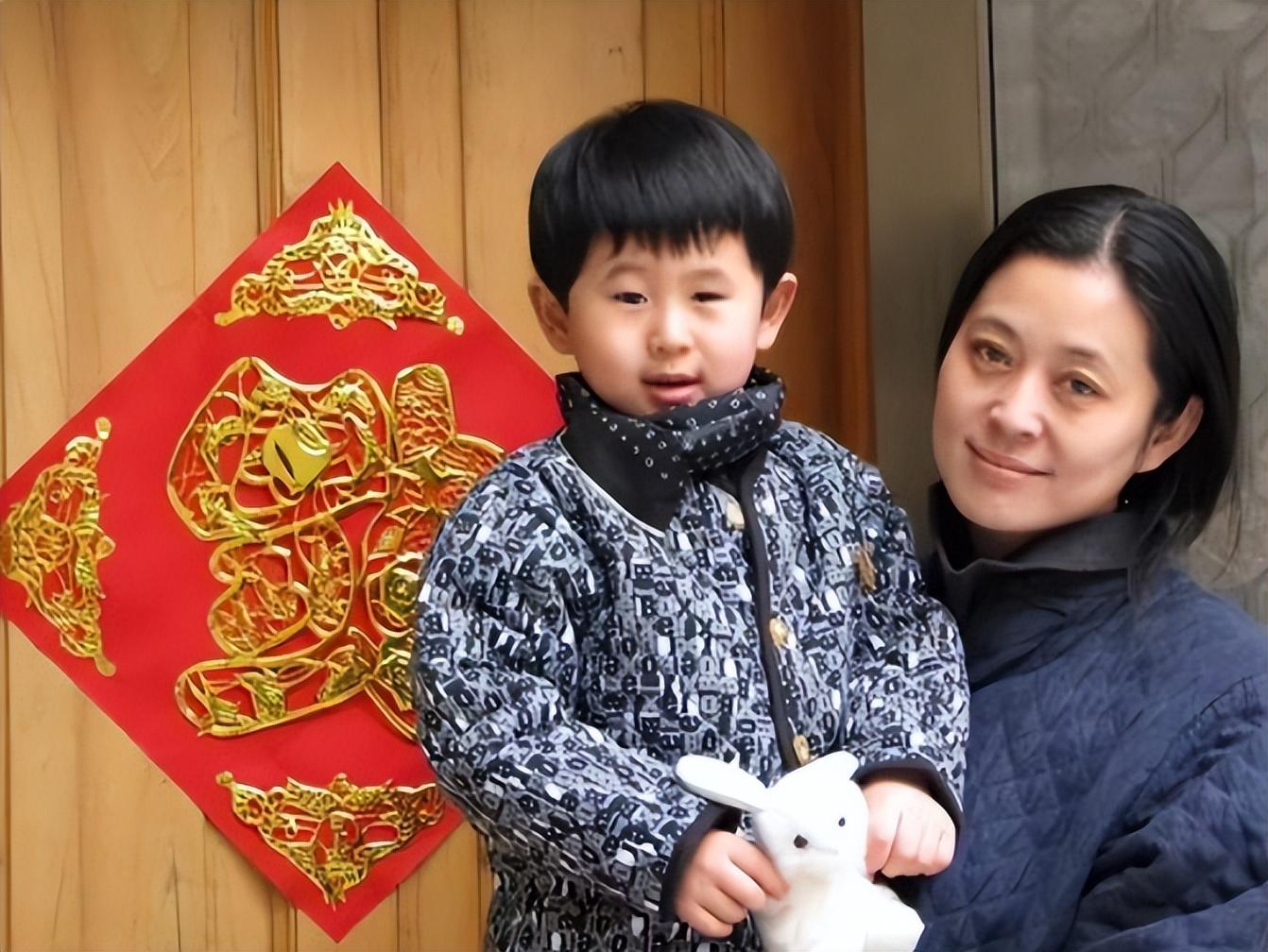 65岁倪萍医美后真时髦，模样大变，优雅从容，完全没了土气！