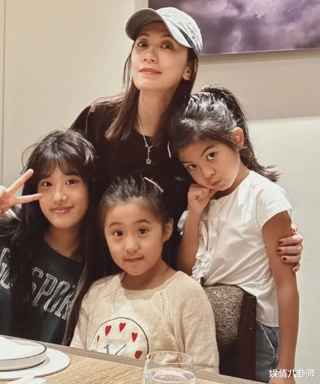 50岁贾静雯晒全家福!长女像孙志浩,咘咘最耐看,波妞褪去婴儿肥