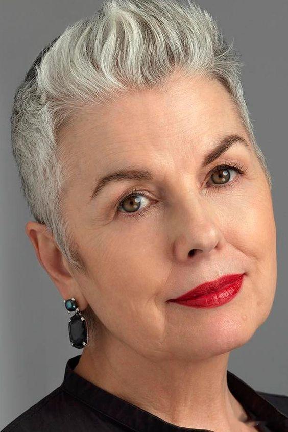 50多岁女性换发型记住这三点,剪短推边烫纹理,头发灰白也很美