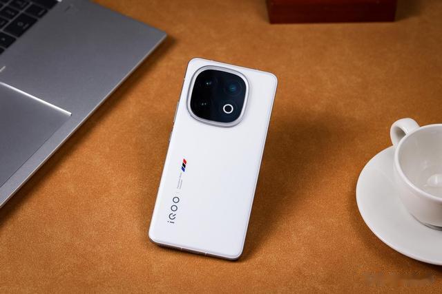 iQOO13外观图赏:直屏中框设计搭配会发光的镜头模组